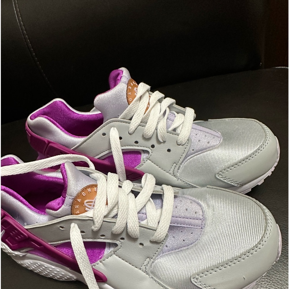 Girls New Nike sneakers size 5.5Y